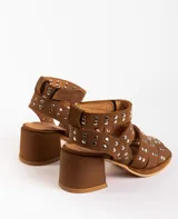 Sandalias de cuero color bordó con tres tiras horizontales sobre el empeine y pulsera al tobillo, ambas con apliques de tachas plateadas.