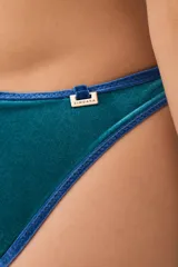 Calzón vedetina confeccionado en terciopelo color turquesa, con finos ribetes en contraste en los bordes.