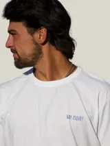 Remera blanca de manga corta con estampa en la espalda en color azul que incluye la frase 'Bo, hay pique!' y dibujos de peces y una caña de pescar.