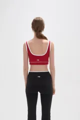 Top deportivo negro con detalles de ribete blanco en el escote y breteles. Presenta un diseño de corte cuadrado y ajuste al cuerpo.