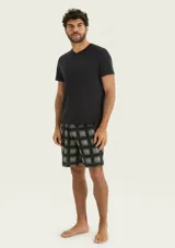Pijama para hombre compuesto por una remera lisa de manga corta y cuello en V de color negro, combinada con un short a cuadros en tonos oscuros con cintura elástica.