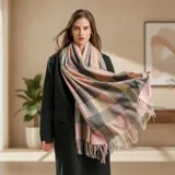 Bufanda rectangular de tejido afelpado con diseño de cuadros en tonos rosado, gris y beige. Presenta terminaciones con flecos en los extremos.