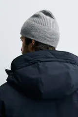 Gorro de punto tejido en mezcla de lana y cashmere, con diseño acanalado y vuelta en el borde.