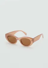 Lentes de sol con montura de pasta ovalada y translúcida en tono rosado, con cristales marrones y protección UV total.