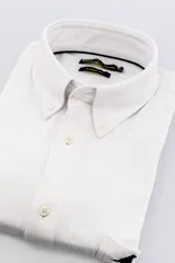 Camisa azul de jersey de algodón con cuello button down, manga larga y bolsillo en el pecho. Corte clásico.