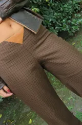 Pantalón a cuadros con corte levemente oxford, cierre y elástico en la cintura.