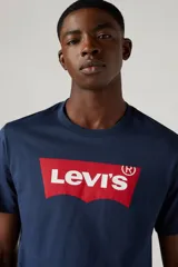 Remera azul marino de manga corta con cuello redondo y estampado frontal del logo "batwing" de Levi's® en rojo y blanco.