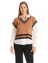 Buzo combinado de estilo preppy que simula un conjunto de sweater tejido con camisa debajo. Presenta un cuerpo de punto color marrón con escote en V y ribetes negros en cuello, sisas y ruedo, integrado con cuello, mangas largas y bajo de gasa blanca.