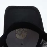 Gorra negra con visera curva y paneles traseros de malla. Presenta un bordado frontal con un paisaje de montañas y el texto "Wyoming Mountains".