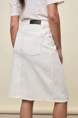 Falda midi de jean color negro, de corte recto con abertura central en la parte delantera, bolsillos y cierre con botón metálico.