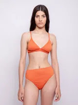 Conjunto de bikini color naranja con textura animal print. El corpiño es de corte triangular con tirantes finos y la bombacha es de tiro alto.