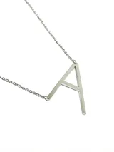 Collar plateado con dije de la letra G mayúscula.