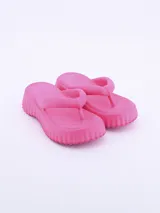 Sandalia tipo ojota de plataforma alta, confeccionada en material sintético de color fucsia, con diseño de suela acanalada.