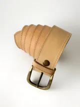 Cinto de cuero beige con hebilla metálica de bronce envejecido y broche suizo para intercambiar hebillas.
