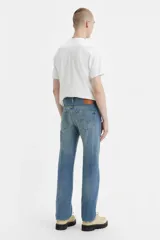 Jean Levi's 501 Original Button Fly Misty Lake, color azul claro con efecto degradado. Presenta cierre de botones, cinco bolsillos y corte recto.