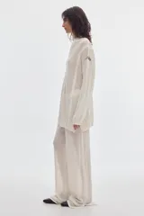 Pantalón de punto calado color blanco, con ajuste regular y diseño recto de tiro medio.