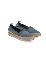 Alpargata azul de cuero con suela flexible y cordón rústico trenzado ornamental.