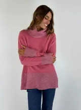 Sweater negro con cuello alto tipo drapeado y puños y dobladillo con tejido brillante en tonos grises.