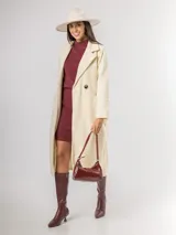 Tapado de paño sofisticado con solapas clásicas, cierre frontal de botones y bolsillos laterales. Presenta un diseño de corte recto y estructura elegante.