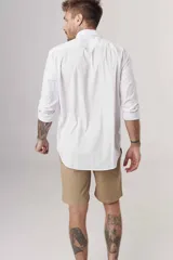 Camisa de hombre color crema, de corte clásico, con cuello abotonado y mangas largas.