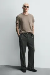 Bota corta color marrón de piel con acabado serraje, cierre de cremallera lateral, horma cuadrada y tacón de 5 cm.