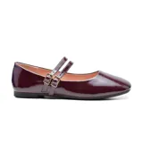 Zapato tipo bailarina de charol negro con punta cuadrada y doble tira con hebilla.