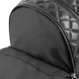 Mochila negra de cuero sintético acolchado con diseño de rombos. Tiene acceso con cierre, herrajes plateados, dos compartimentos, un bolsillo interno con cierre y dos bolsillos internos abiertos. La correa es regulable y el interior está forrado en tela de algodón y poliéster.