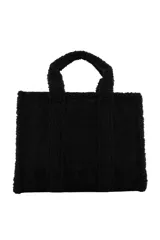 Cartera tipo tote de Las Oreiro, confeccionada en gamuza sintética color beige con detalles de corderito en los bordes y manijas. Incluye un parche frontal con el logo de la marca y correa ajustable extraíble.