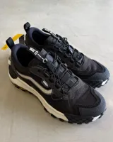 Championes Vans Crosspath XC de diseño técnico y todoterreno. Presentan una parte superior de malla, ante y textiles en color negro con detalles en gris. Incorporan suela Vibram para mayor tracción, entresuela con amortiguación UltraCush y sistema de cordones con clip para un ajuste rápido.
