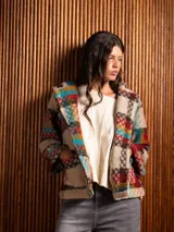 Abrigo de lana con capucha, estampado a cuadros multicolor, cierre frontal con botones y bolsillos delanteros.