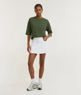 Remera cropped verde militar de algodón, con cuello redondo y mangas cortas holgadas.