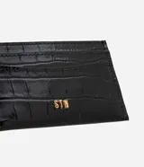 Billetera tarjetera Satinato de tamaño compacto, confeccionada en cuero sintético con textura efecto croco. Cuenta con ranuras para tarjetas y detalle de logo metálico dorado en el frente.