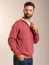 Sweater de punto en color gris claro, con cuello alto y medio cierre frontal. Presenta puños y ruedo acanalados para un ajuste cómodo.