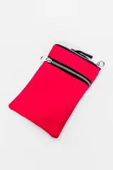 Bandolera pequeña color fucsia con correa ajustable negra. Cuenta con un compartimento principal con cierre y dos bolsillos frontales con cierre.