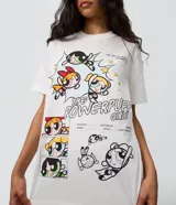 Remera blanca de algodón con cuello redondo, mangas cortas y estampa frontal de Las Chicas Superpoderosas con elementos gráficos de la serie.