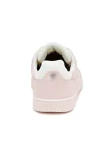 Sneaker de estilo retro con puntera en T, confeccionada en cuero gamuzado color rosado. Presenta detalles en blanco en el talón y laterales, cierre con cordones y suela de goma al tono con textura hexagonal.