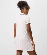 Camisón corto estilo americano de la marca Lov, con estampa de rayas verticales blancas y rosadas, cuello solapa y cierre frontal de botones con ribetes negros contrastantes.