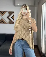 Remerón de crochet color crudo, con cuello redondo y mangas cortas.