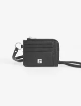 Tarjetero negro de cuero vegano con textura granulada, cierre de cremallera, múltiples ranuras para tarjetas, correa de cuello extraíble y logo estampado en el frente.