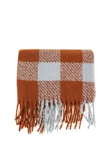 Bufanda rectangular con diseño a cuadros en tonos marrón y rosa, con flecos en los extremos.