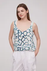 Musculosa estampada con cuello en V y breteles anchos.
