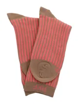 Calcetín de caña media con diseño de rayas verticales en color marrón y rosado, con el logo de la marca bordado en el puño.