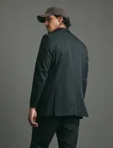 Traje de corte slim fit compuesto por saco de dos botones y pantalón de vestir a juego. Presenta una silueta entallada y moderna.