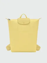 Mochila Longchamp modelo Le Pliage One, color bordó, con diseño minimalista, cierre superior y solapa frontal con botón a presión.
