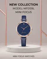 Reloj analógico con caja redonda de metal en tono oro rosa y esfera azul con efecto brillante. Cuenta con una malla de cuero en color azul oscuro y movimiento de cuarzo japonés.