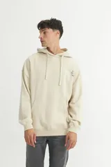 Canguro color crema con capucha forrada, cordones de algodón y ojalillos metálicos. Presenta un pequeño logo estampado en el pecho y calce oversize.