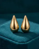 Caravanas de acero con baño de oro, diseño en forma de gota con acabado liso y brillante.