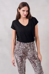 Remera negra de manga corta con escote en V, confeccionada en tejido flamé de algodón peinado, que presenta una trama irregular.