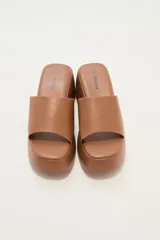 Sandalias de plataforma color caramelo con tira ancha en la parte delantera y punta cuadrada.