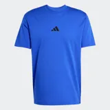 Remera de algodón de corte clásico con cuello redondo acanalado y mangas cortas. Presenta un diseño liso en color azul vibrante con el logo de las 3 Barras de Adidas bordado en el centro del pecho.